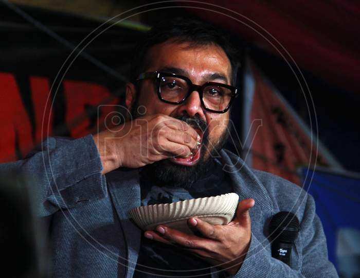 Filmmaker Anurag Kashyap eats biriyani after addressing the protestors at Shaheen Bagh