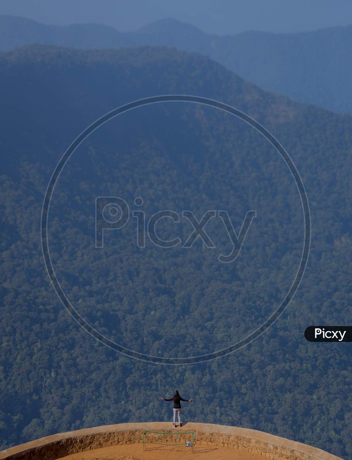 A girl standing on the edge of Mandalpatti Peak point