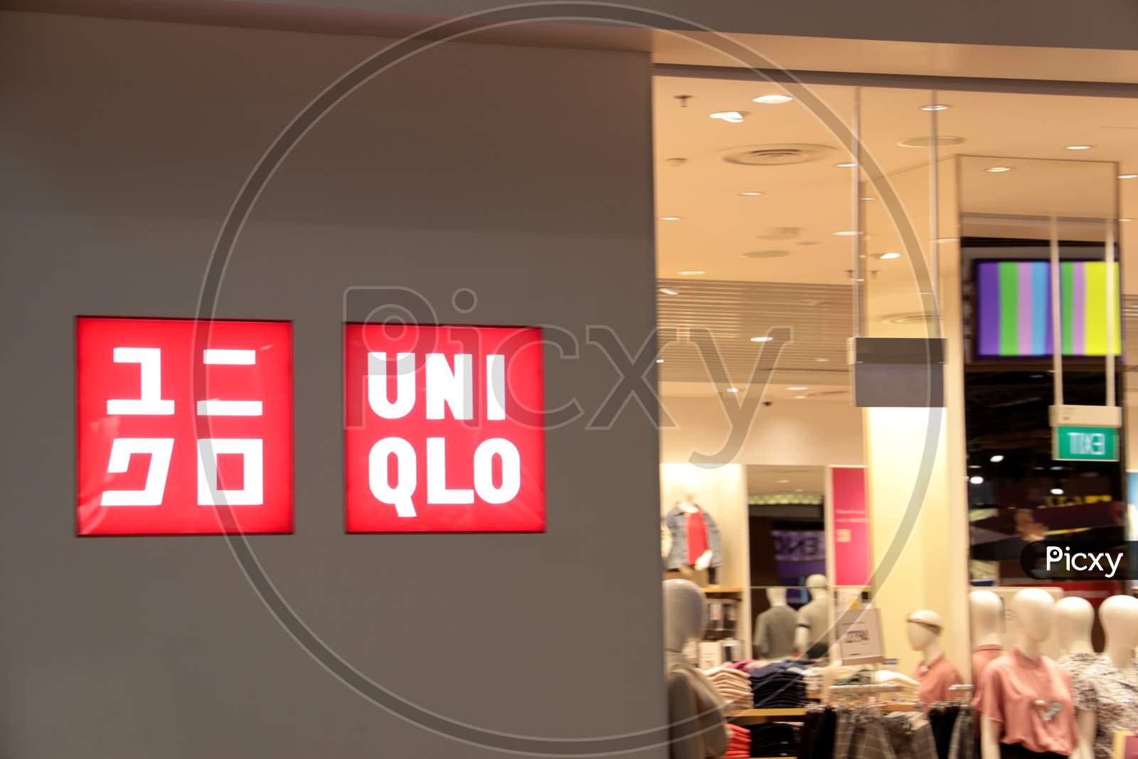 UNIQLO Woman Customized Fashion Store At Changi Airport, Singapore
