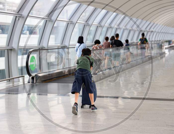Passenger Travel Scenes In  Airport With Passengers Carrying Bags Ob Escalators At Changi  Airport, Singapore
