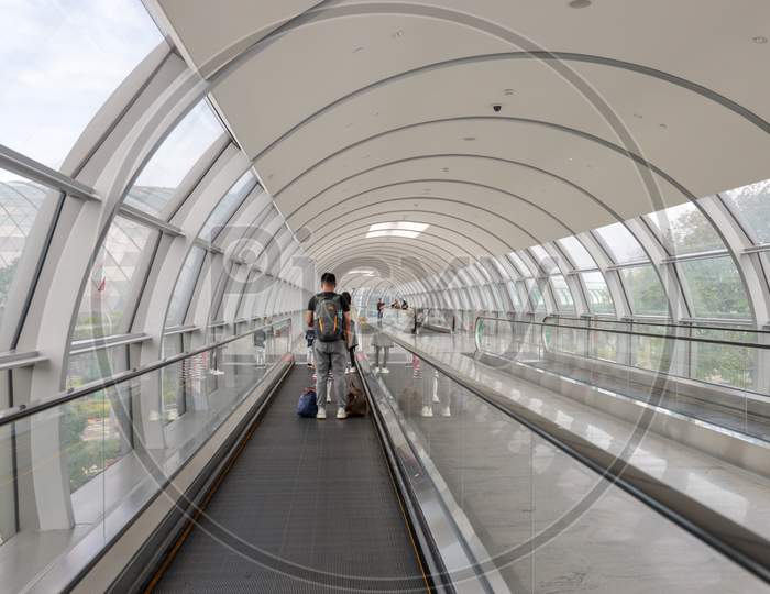 Passenger Travel Scenes In  Airport With Passengers Carrying Bags Ob Escalators At Changi  Airport, Singapore