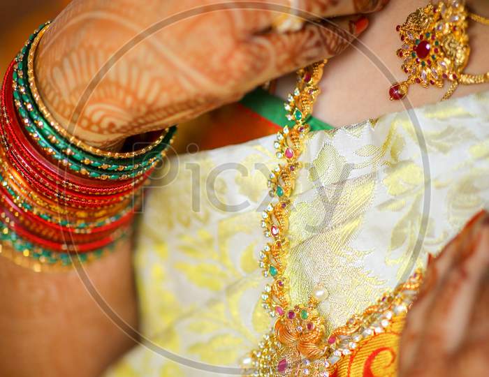 Bridal Jewelery on Wedding Day