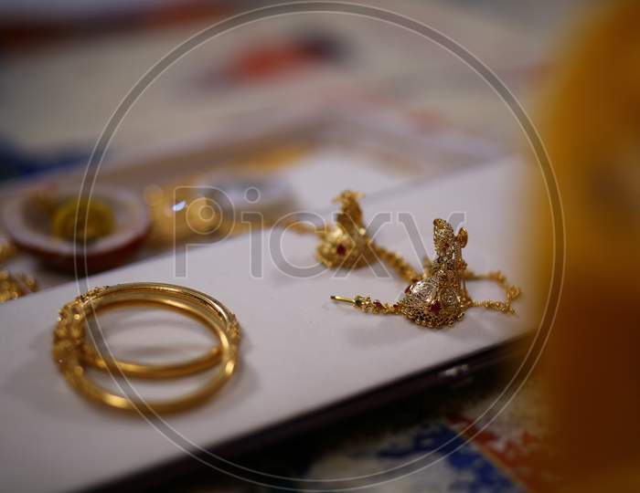 Gold Jewelery At Indian Hindu Wedding