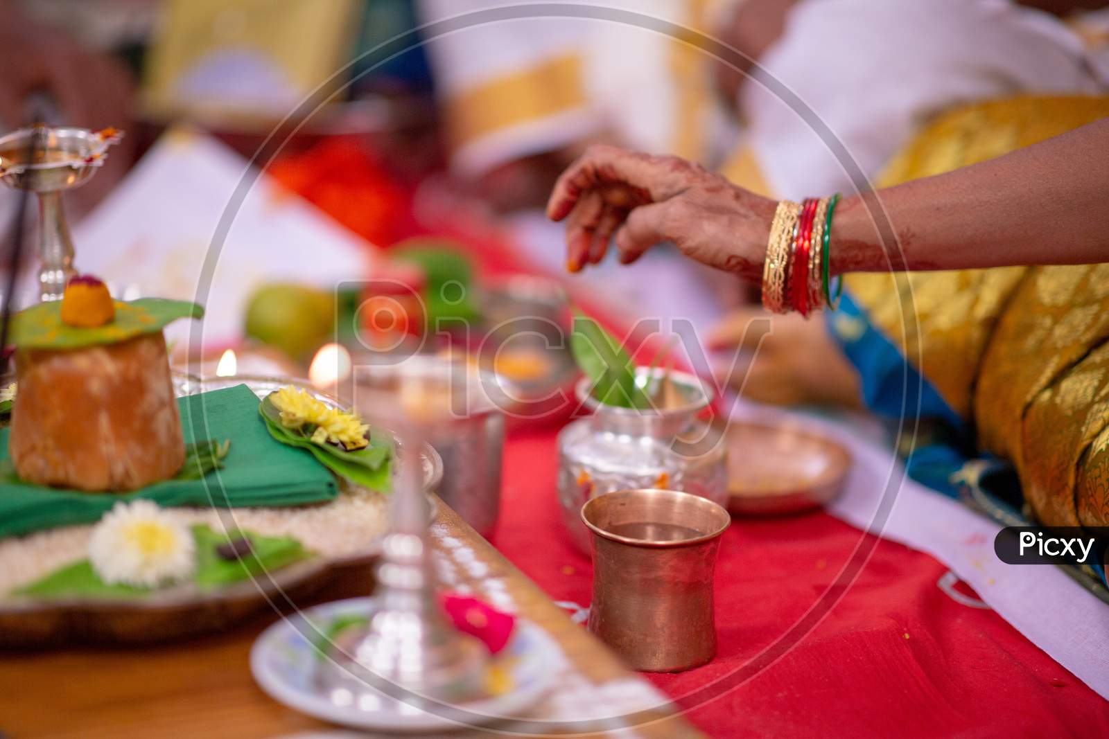 image-of-south-indian-wedding-ritual-at-wedding-ceremony-qs802340-picxy