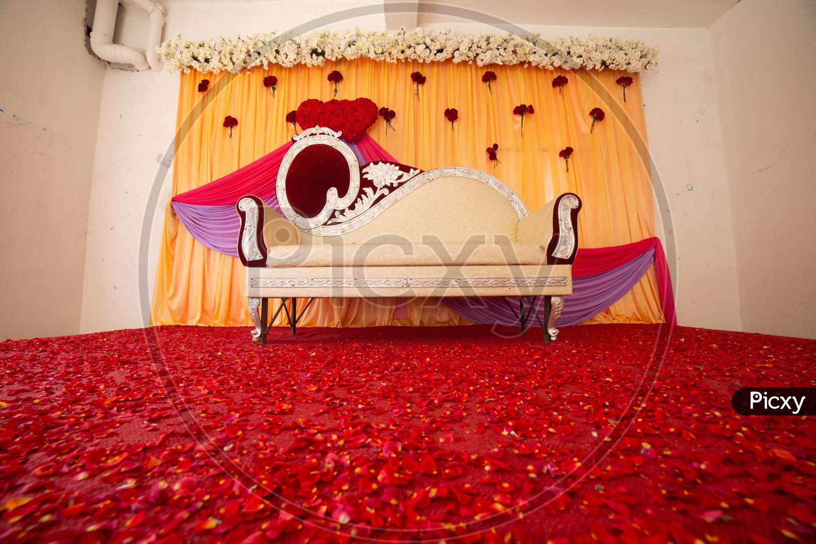 image of view of maharaja chair in the weddingjw036394picxy