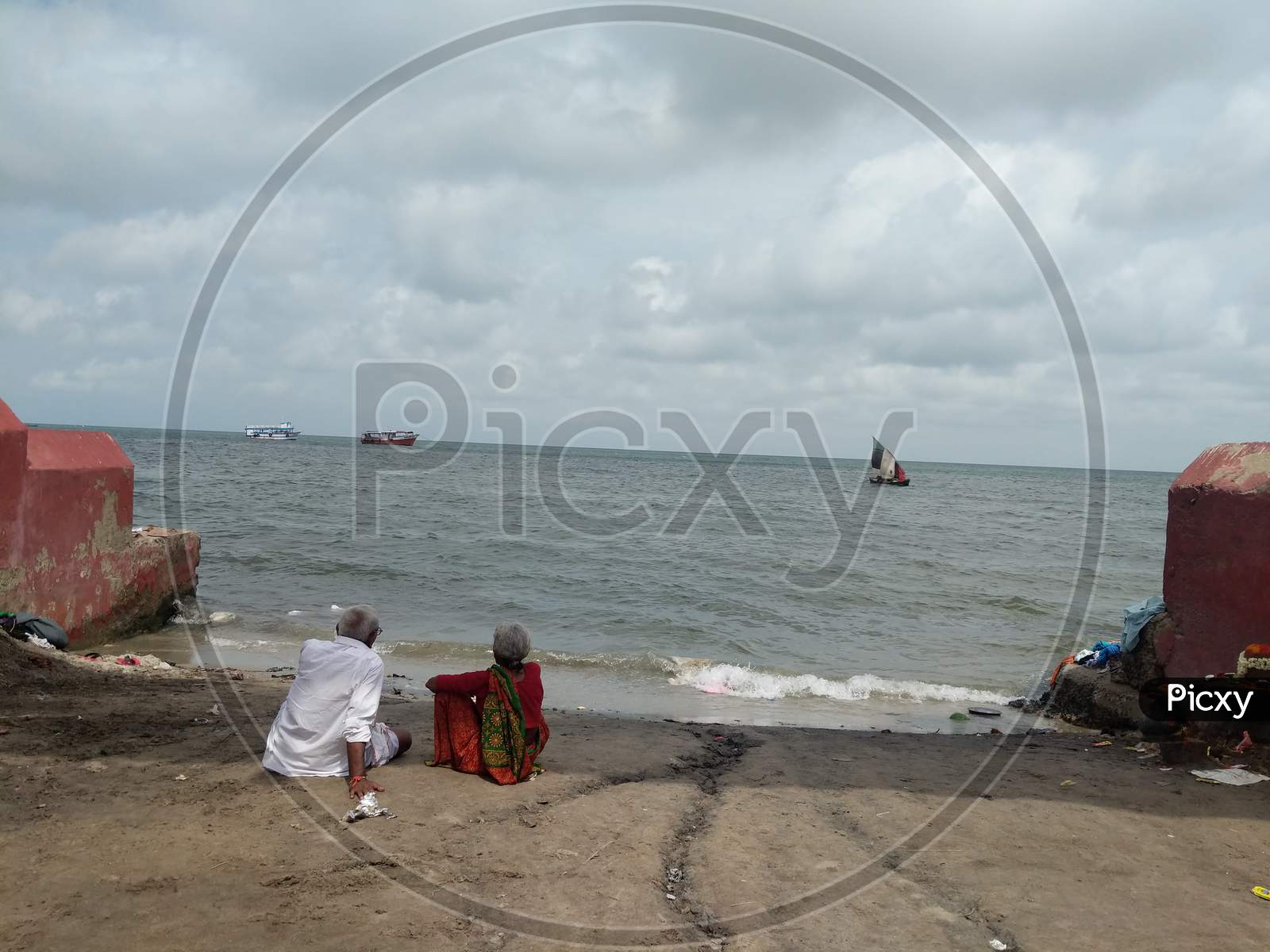 Image of Indian old couple by the beach-VA142634-Picxy