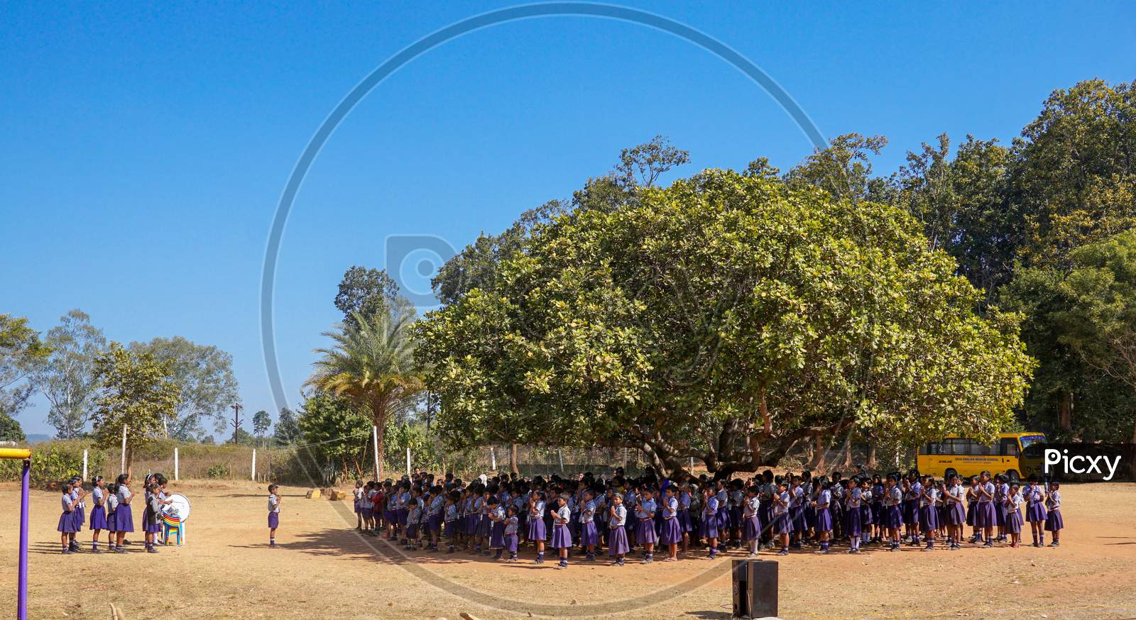 School children during the prayer