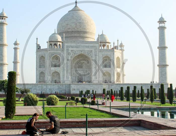 Couple in front of Taj Mahal