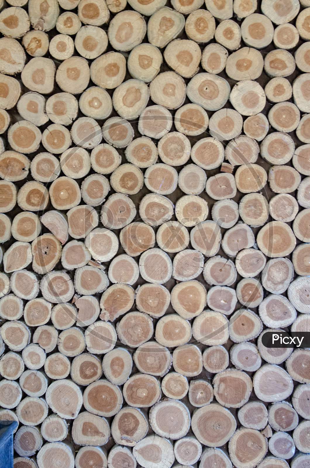 Patterns of wood logs