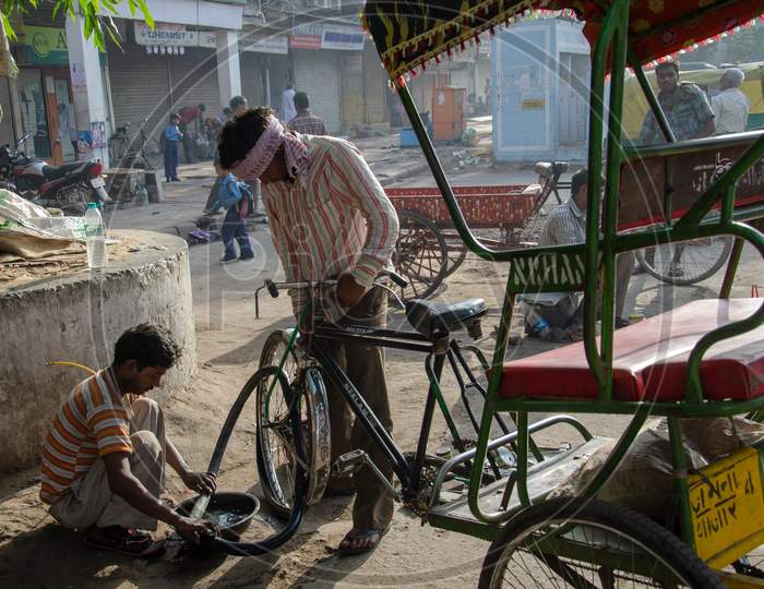 Indian Cycle mechanic repairing the punctured tyre