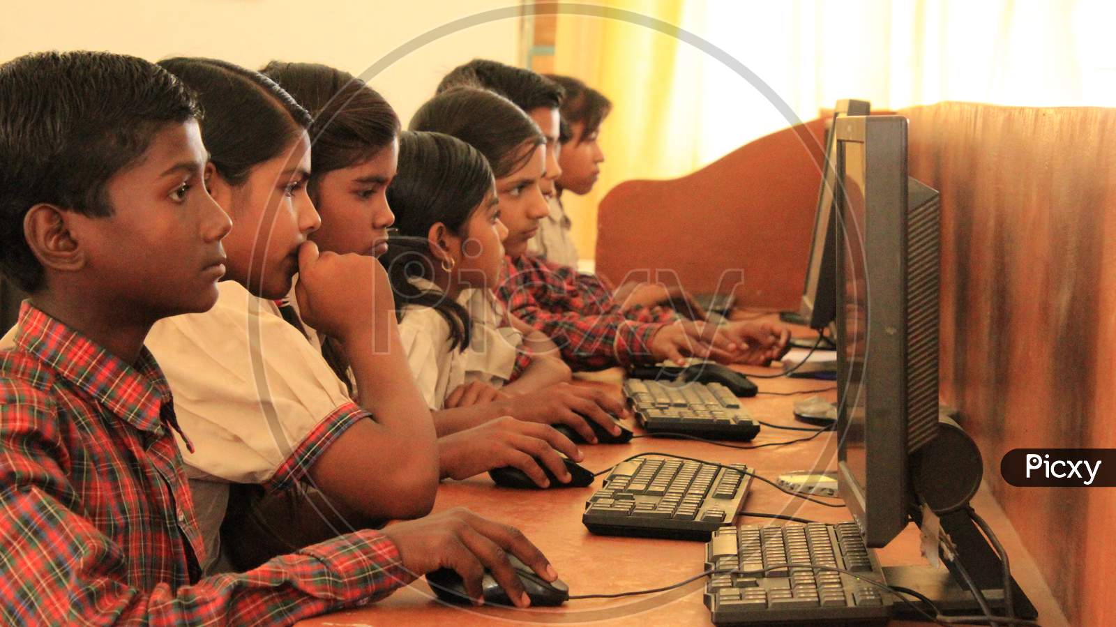 Kids of DAV public school learning computer