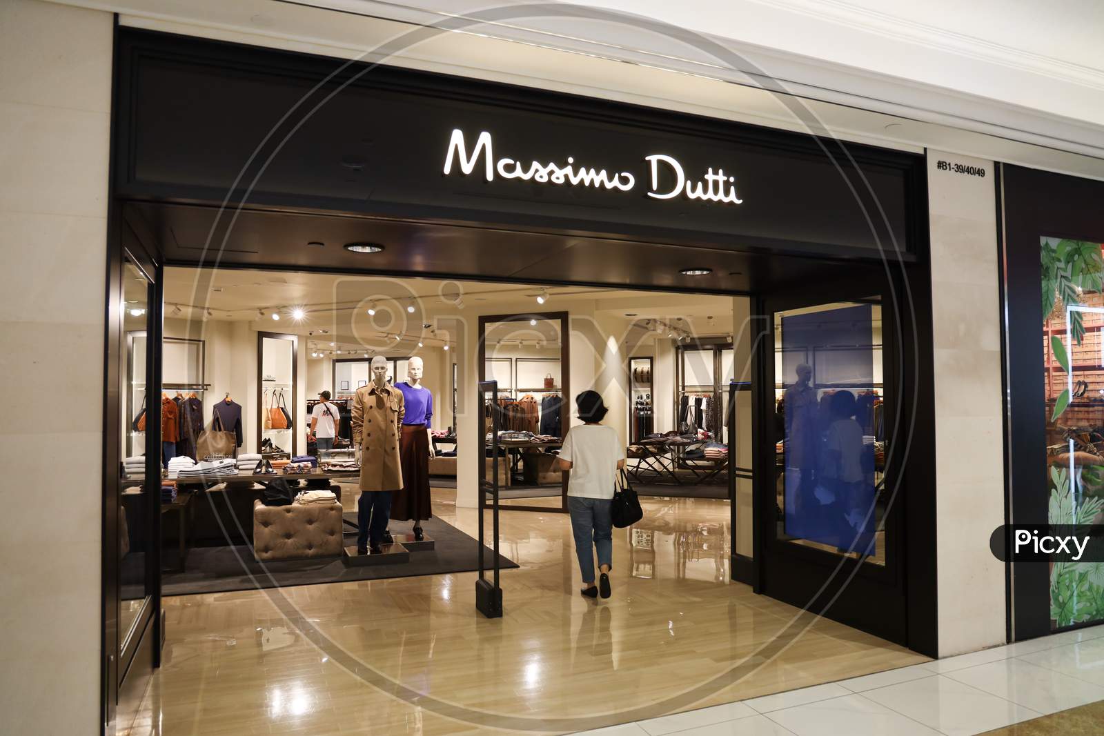 Massimo Dutti Store In Singapore