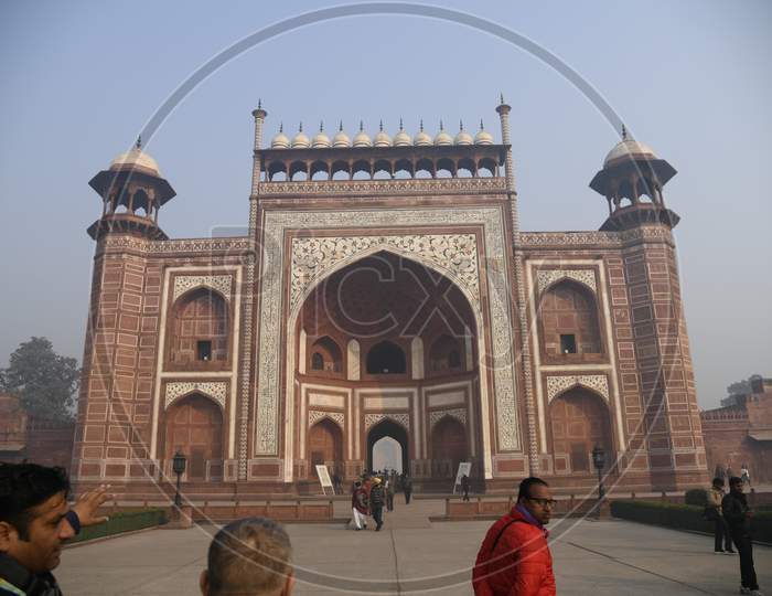 Front view of Darwaza-i-rauza of Taj Mahal