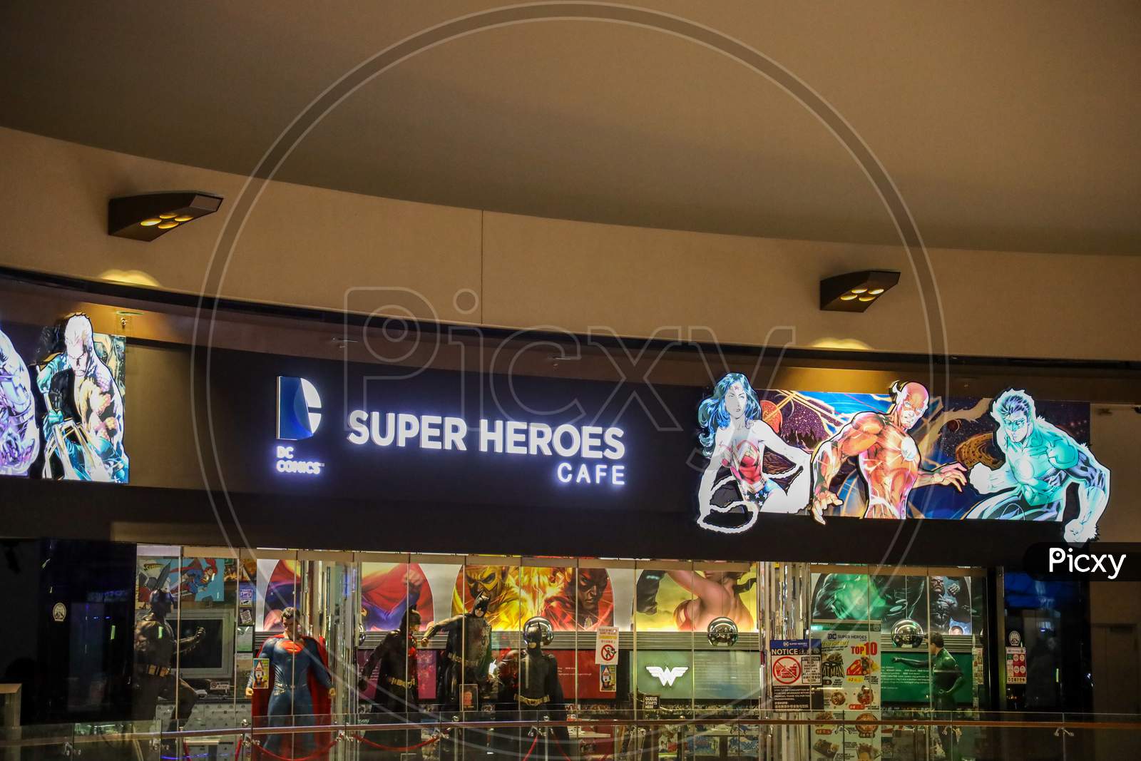 Super Heros Store With Theme Dolls
