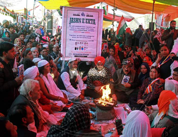 Jashnn-E-Ekta, A Multi Faith  Prayer Organised in Shaheen Bagh With People From Different Communities For Anti- CAA NRC CAB In Delhi