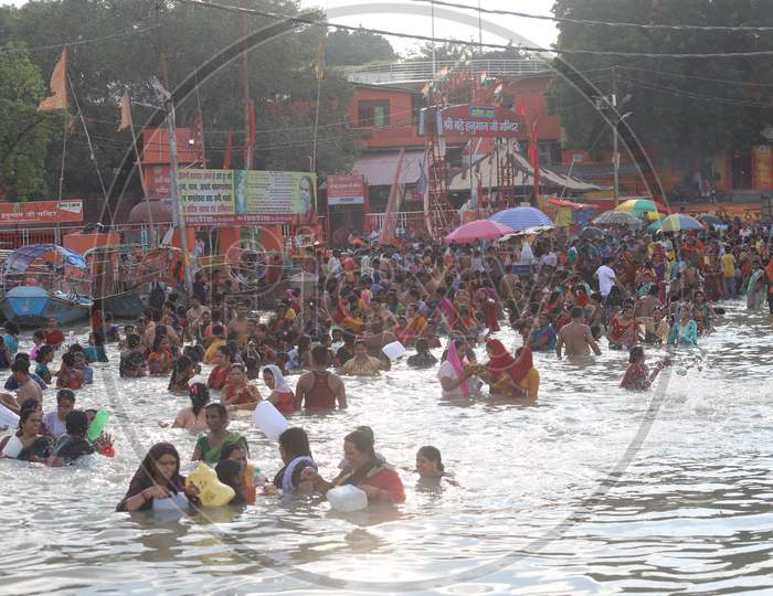 Image Of Hindu Devotees Taking Holy Bath In Triveni Sangam River At Prayagraj Wc096957 Picxy