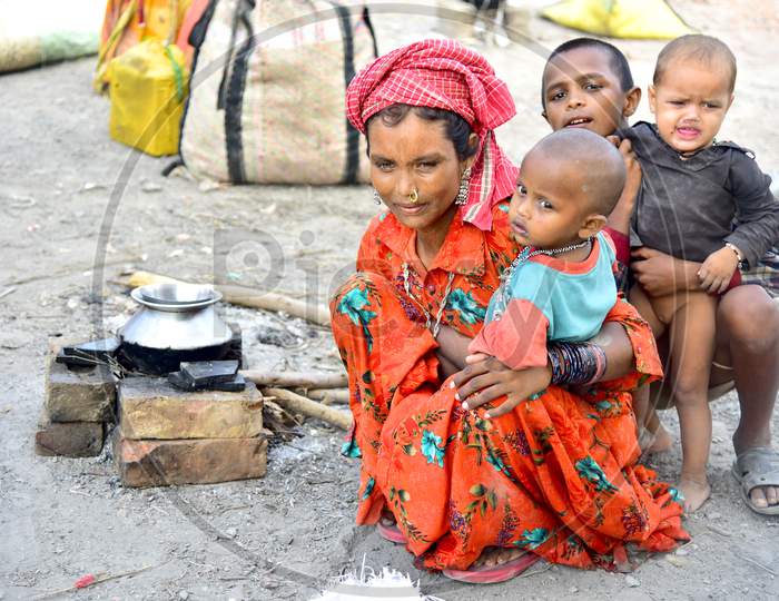 Woman And Children Of Rajasthani Migratory Families