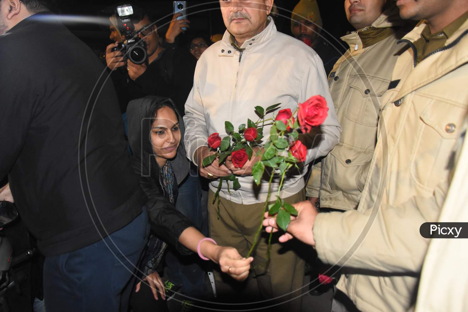 Students Giving Flowers To Delhi Police During Protests Against CAB, NRC, And CAA In Delhi