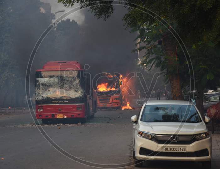 Protesters Fired Public Buses During Anti CAA , CAB  and NRC Protest in Delhi