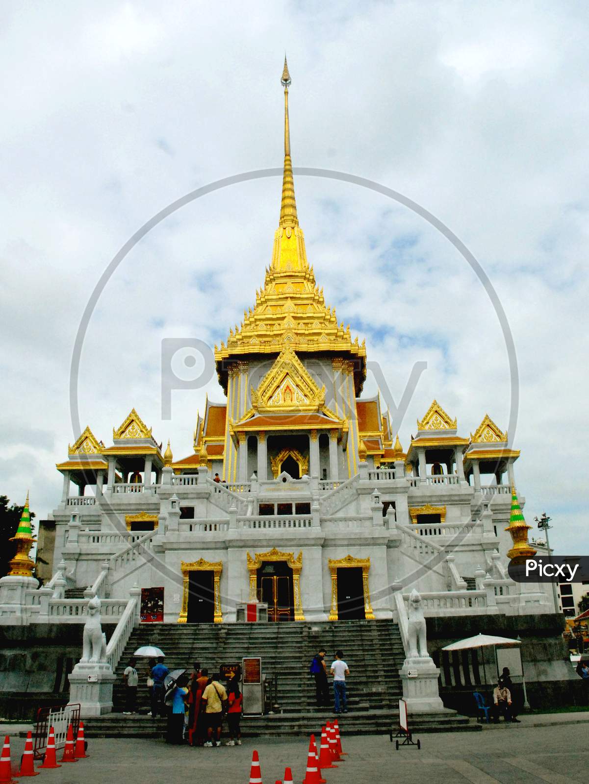 Temple of the Golden Buddha or Wat Traimit in Chinatown, Bangkok