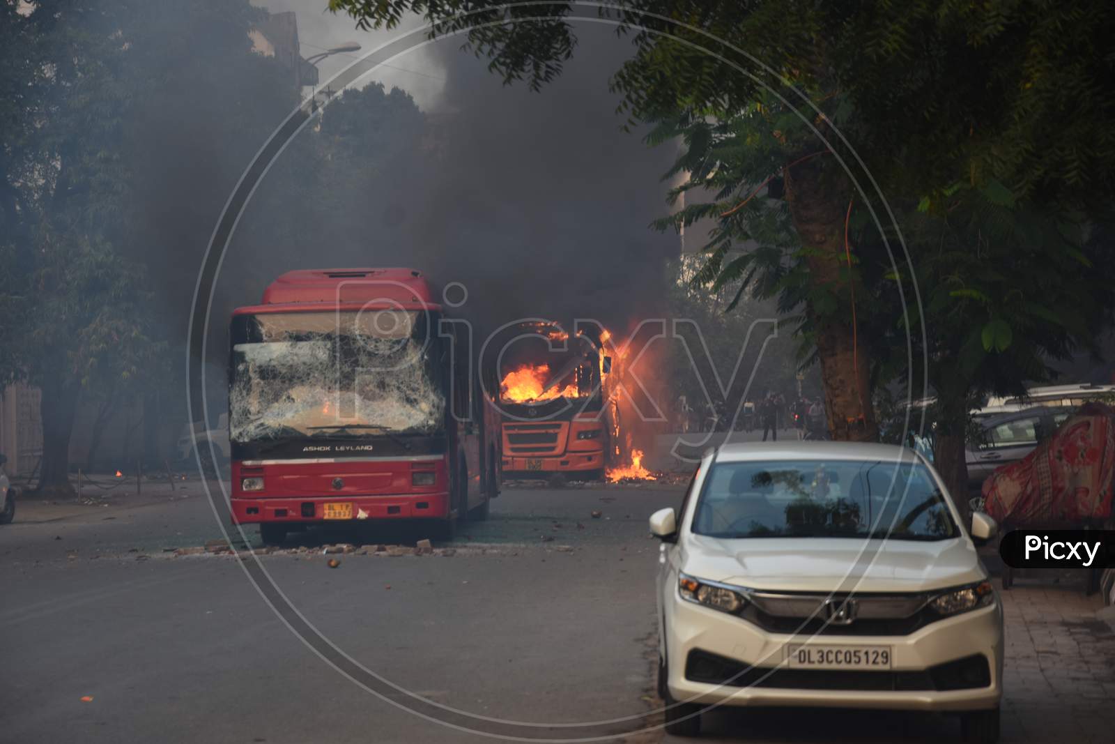 Protesters Fired Public Buses During Anti CAA , CAB  and NRC Protest in Delhi