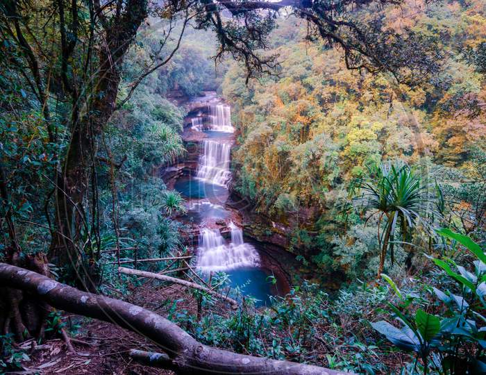 Wei Sawdong waterfall nera Cherrapunji