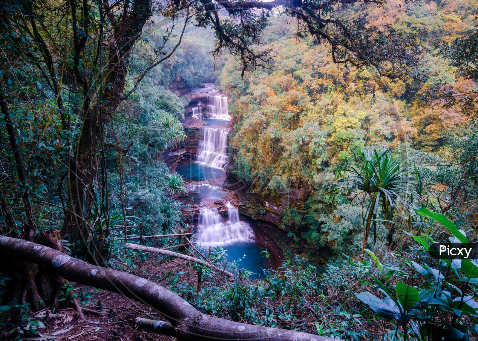 Wei Sawdong waterfall nera Cherrapunji