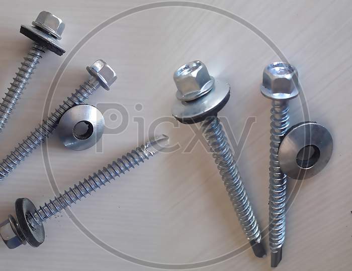 Steel screws used to make tin shade or roofing screw