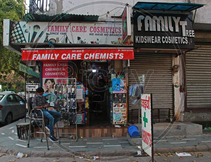 A Cosmetci Shop Wide Opened During Janata Curfew In Delhi