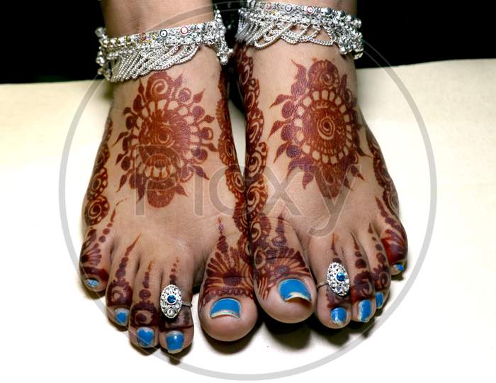 New Indian Bridal Leg With Mehandi Design