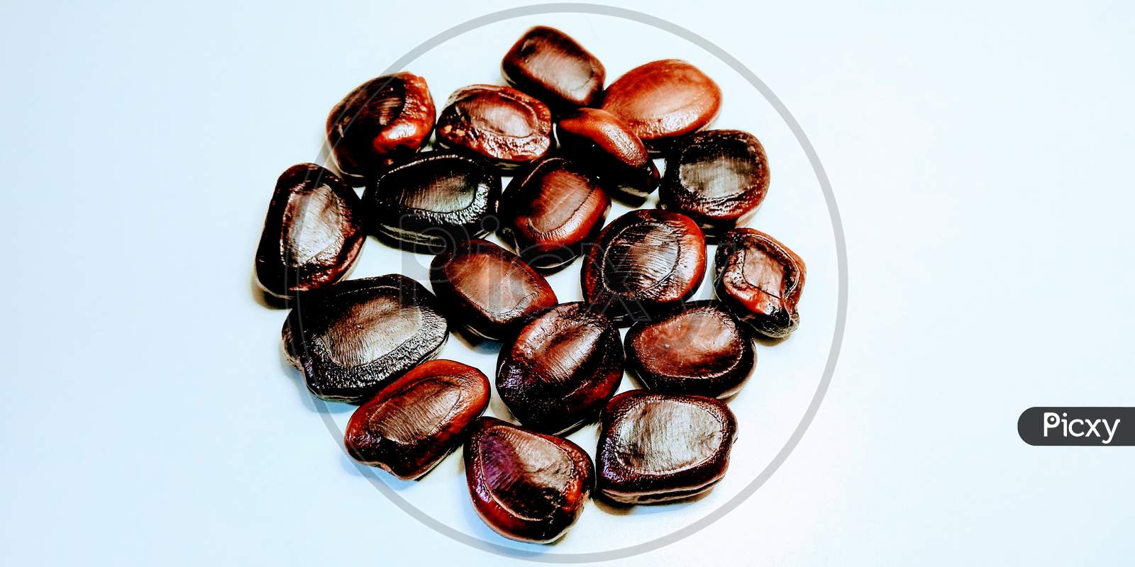 A picture of tamarind seeds