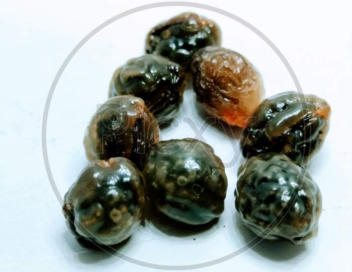 A picture of papaya seeds