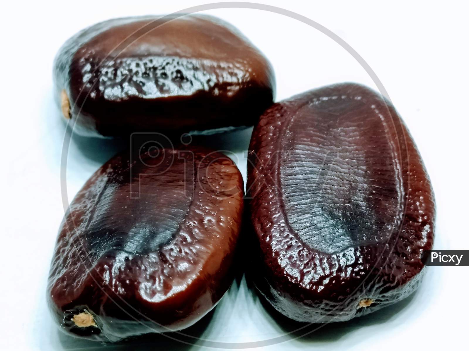 A picture of tamarind seeds