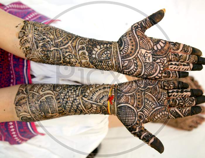Mehndi Design In Wedding Girl'S Hand