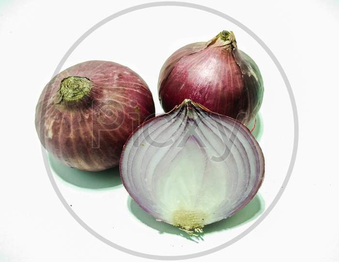 A picture of onions