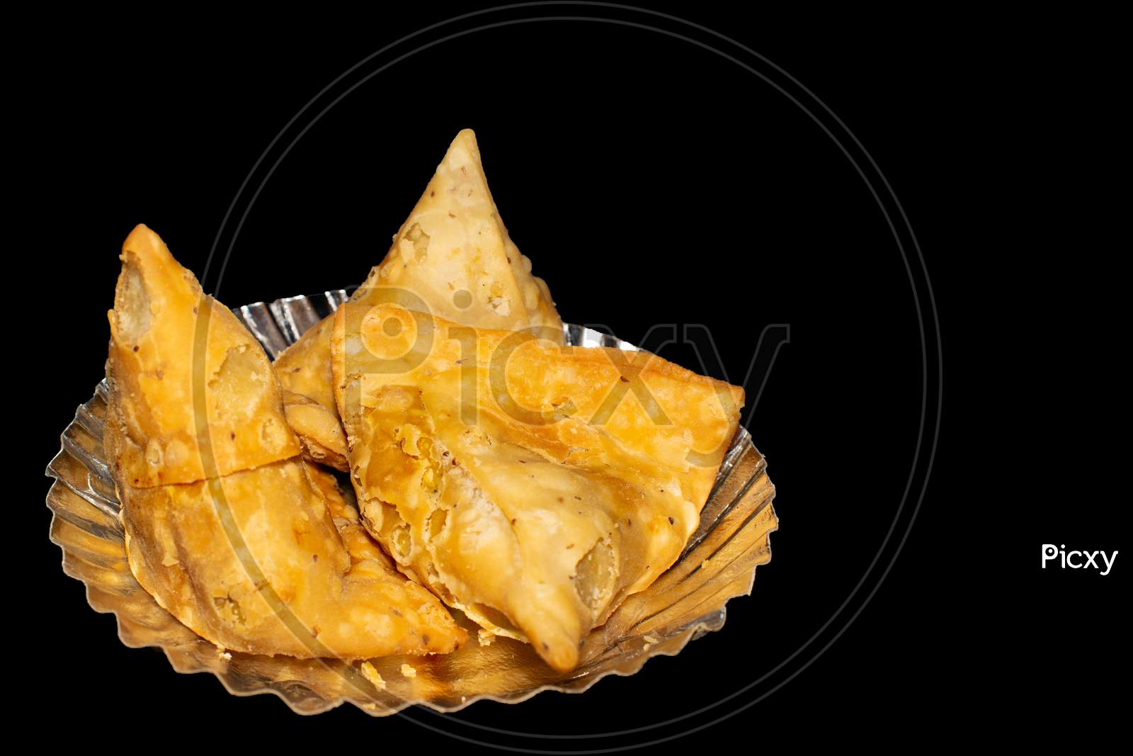 Samosa in plate with black backgroun