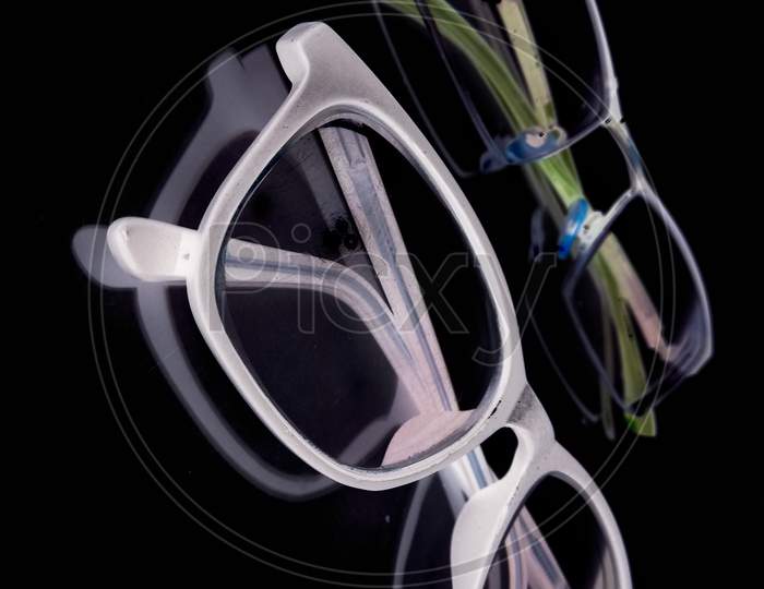 A picture of eye goggles