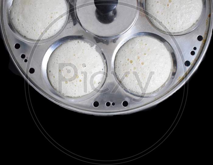 Idli in plate with black background top view south indian dish