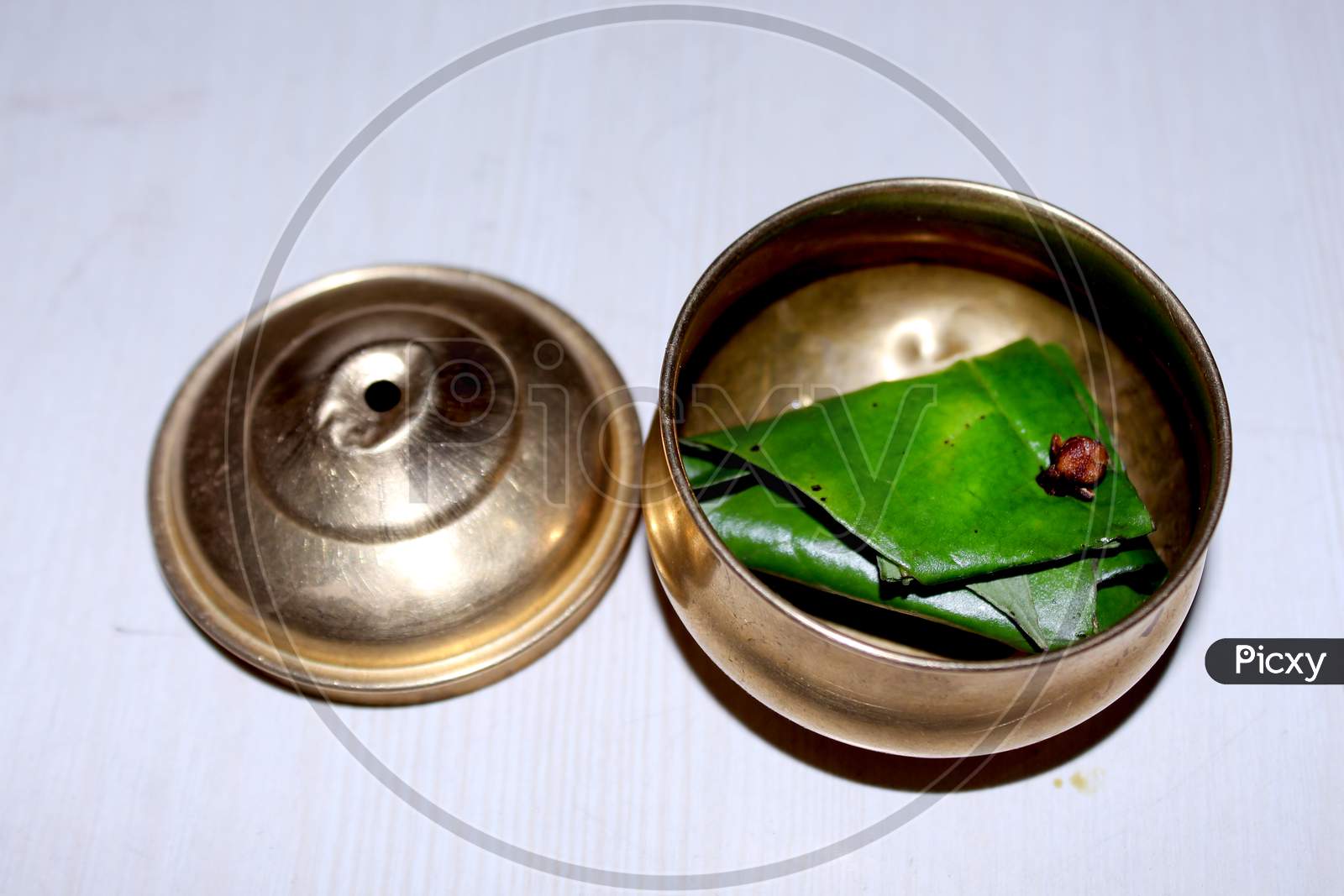Indian Pan With Betel Leafs And  Spices