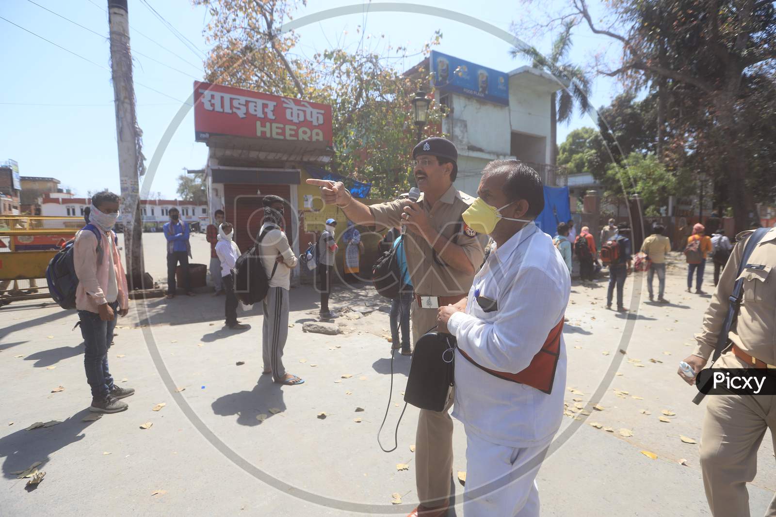 Authorities Guiding  Migrant Workers, Who Are  Returning To Their Villages To Limit The Spread The Corona Virus Disease ( COVID-19) in Prayagraj. March 29 , 2020