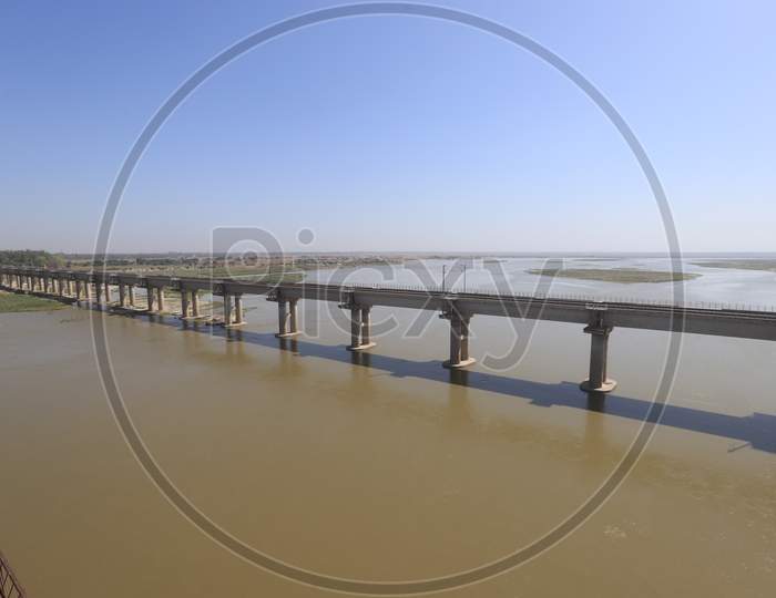 A view of  empty Phaphamau bridge during lockdown by the authorities to limit the spreading of coronavirus disease (COVID-19), Loknathin Prayagraj, March 29, 2020.