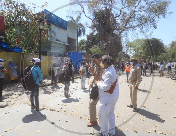 Authorities Guiding  Migrant Workers, Who Are  Returning To Their Villages To Limit The Spread The Corona Virus Disease ( COVID-19) in Prayagraj. March 29 , 2020