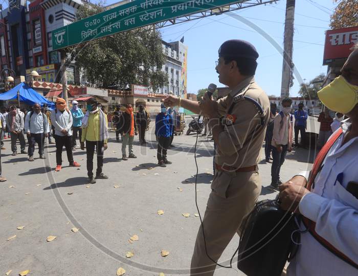 Allahabad Superintendent Of Police Guiding Migrant  Workers , Who Are  Returning To Their Villages To Limit The Spread The Corona Virus Disease ( COVID-19) in Prayagraj. March 29 , 2020