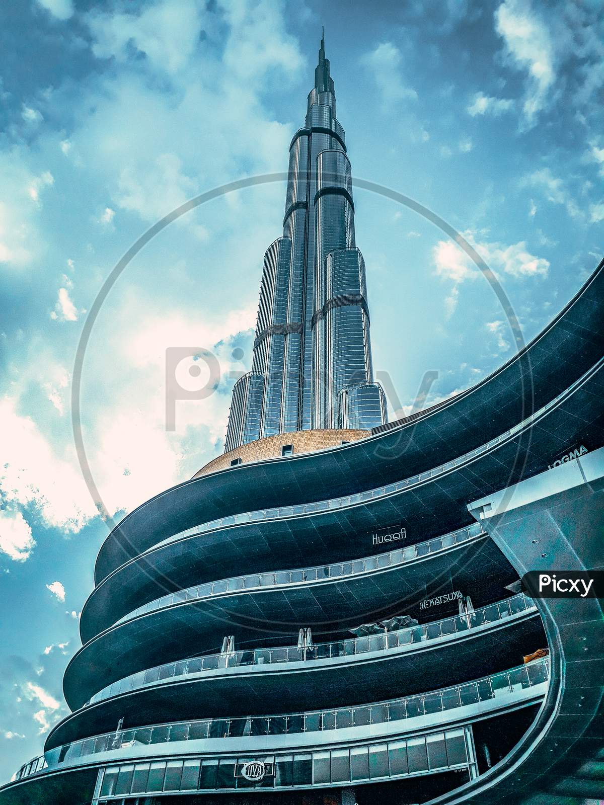 Portrait view of world's tallest building from dubai mall.
