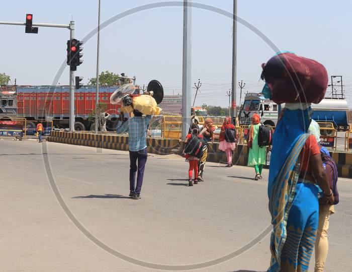 Migrant workers walk on the national highway as they return to their village during a 21-day nationwide lockdown to limit the spreading of coronavirus disease (COVID-19),Prayagraj, March 30, 2020.