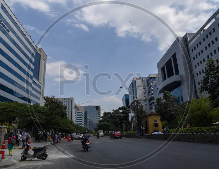 Raheja Mindspace IT Park being deserted after a couple of buildings are evacuated as the news broke out saying an employee from Mindspace Building 20 is tested Positive.