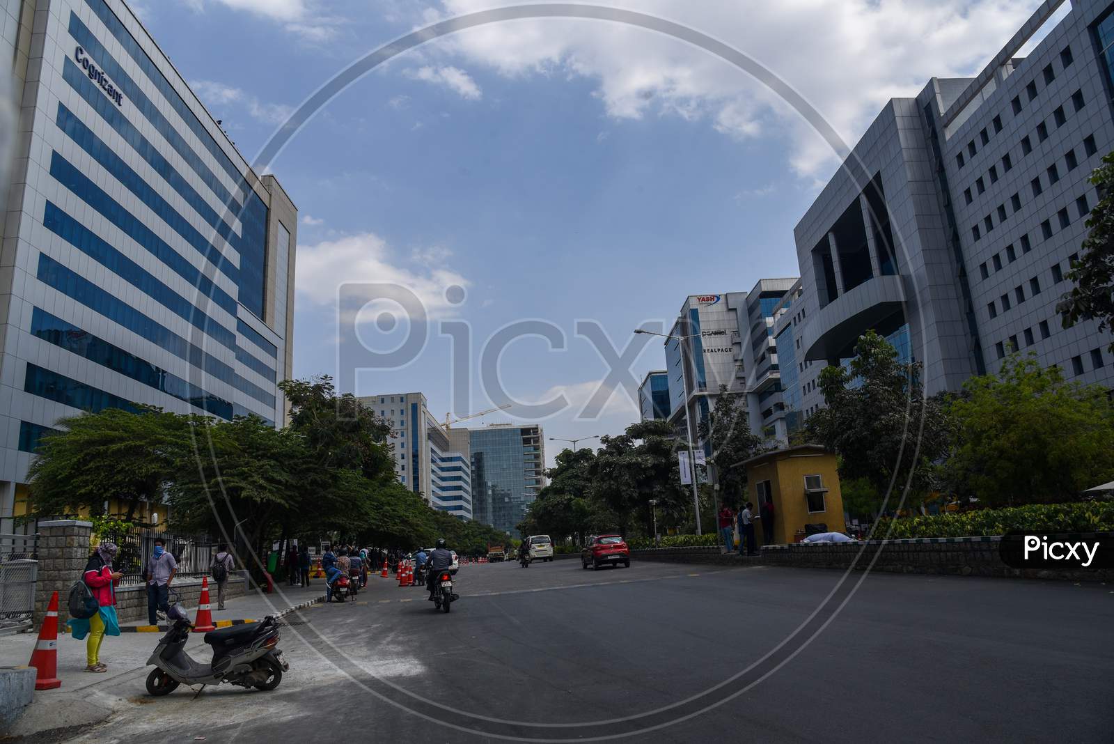 Raheja Mindspace IT Park being deserted after a couple of buildings are evacuated as the news broke out saying an employee from Mindspace Building 20 is tested Positive.