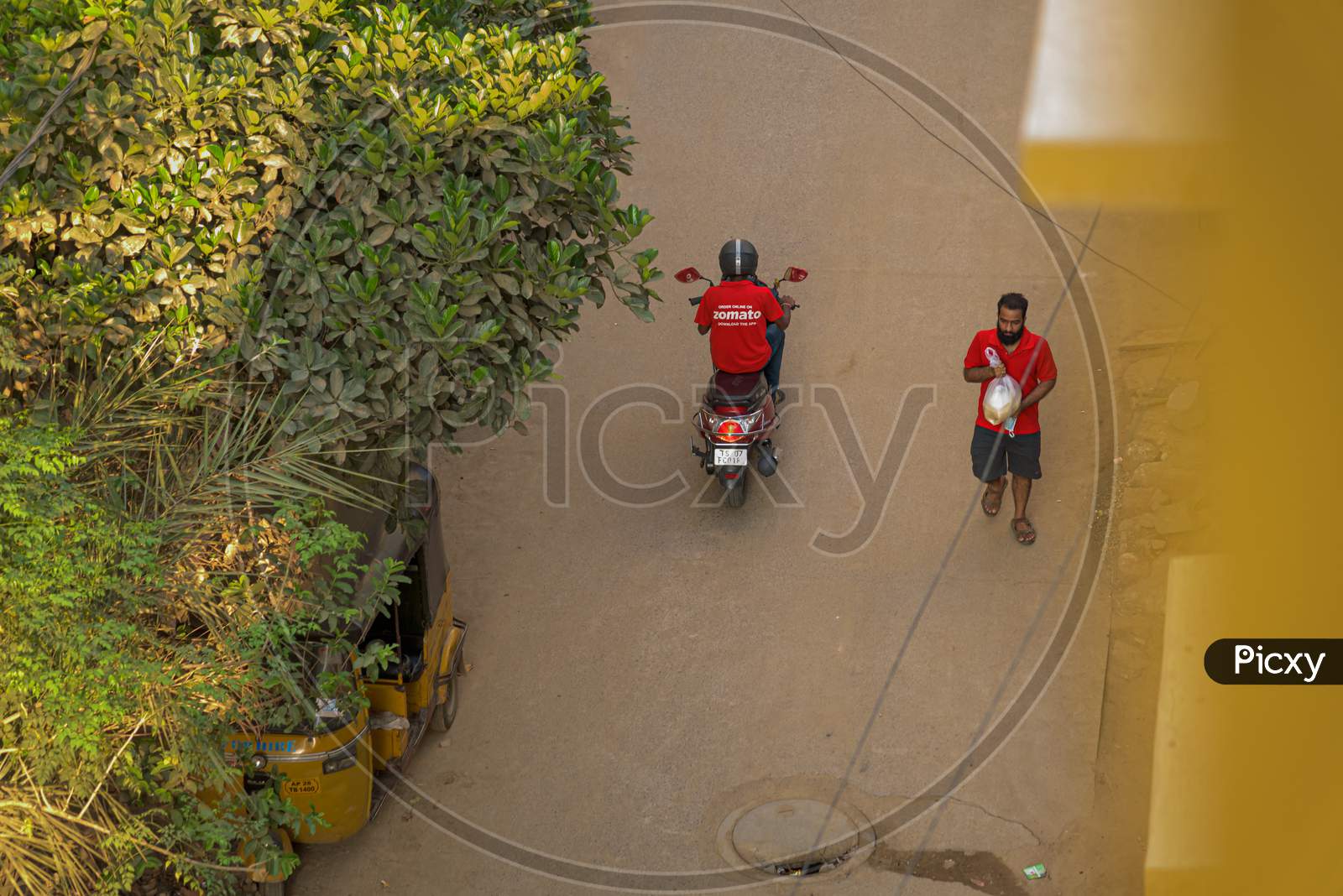 Zomato delivery boy delivering food