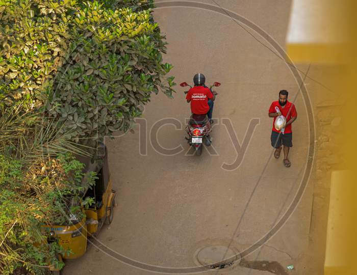 Zomato delivery boy delivering food