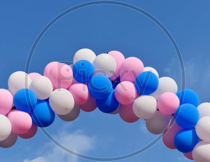Pictures of balloons of different colors under the blue sky